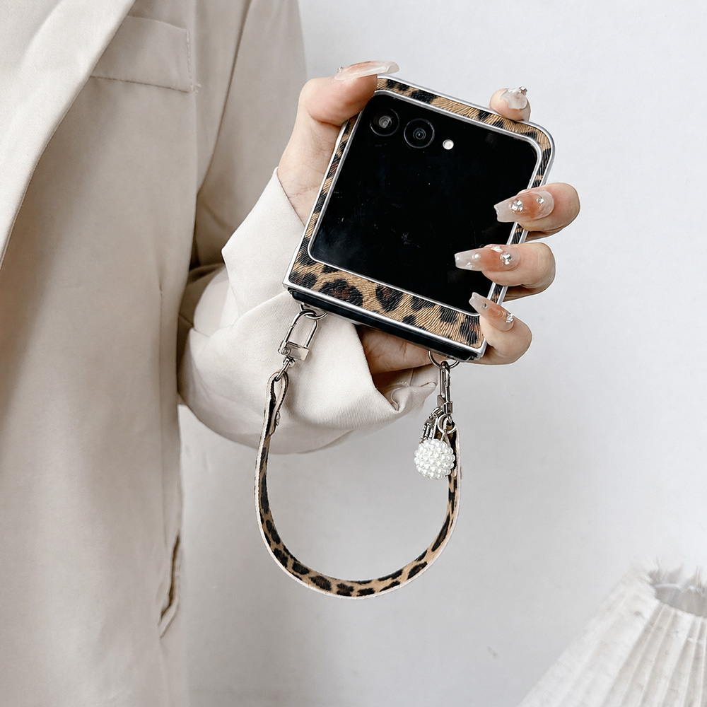 حافظة هاتف قابلة للطي بطبعة جل - مراجعة Camera Wrist Strap وسعره